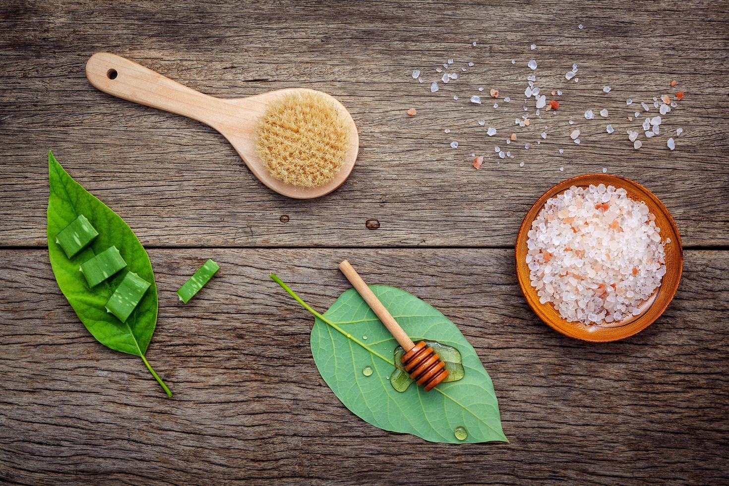 skincare alternativo e scrub fatti in casa su legno foto