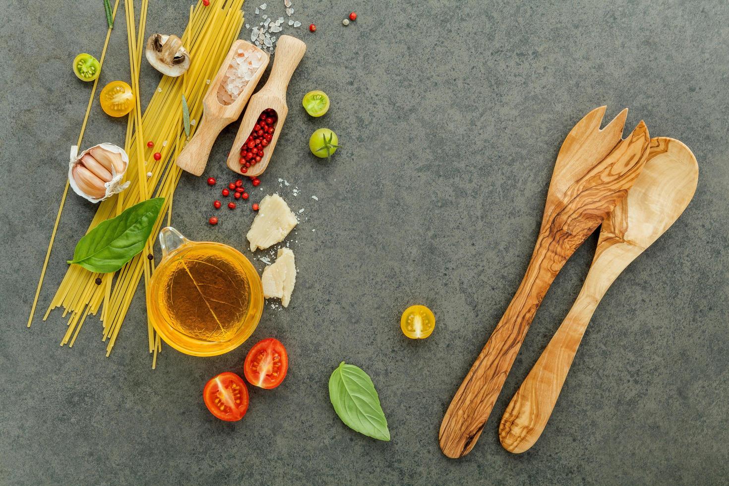 ingredienti per spaghetti con utensili in legno foto