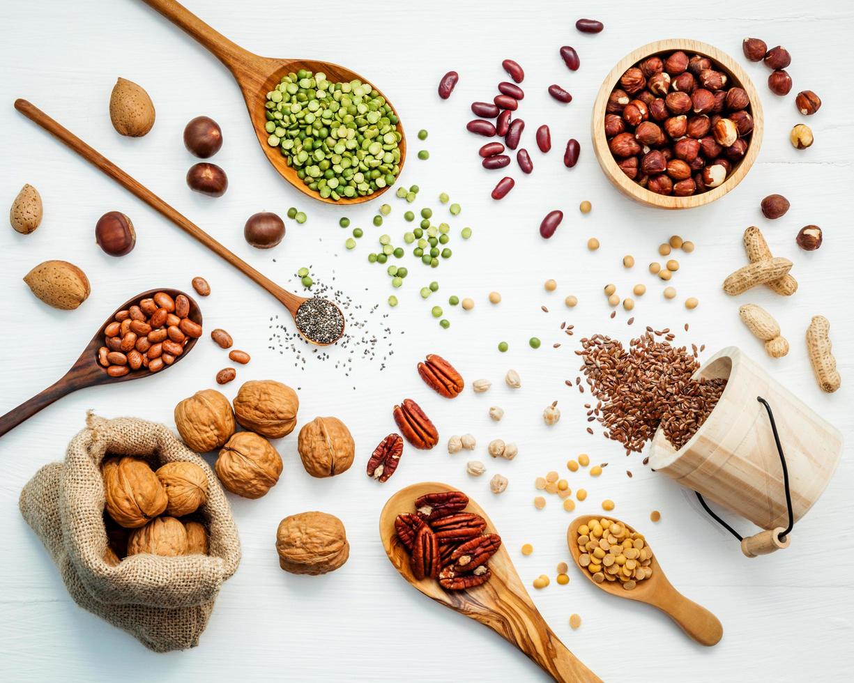 vista dall'alto di ingredienti sani su bianco foto