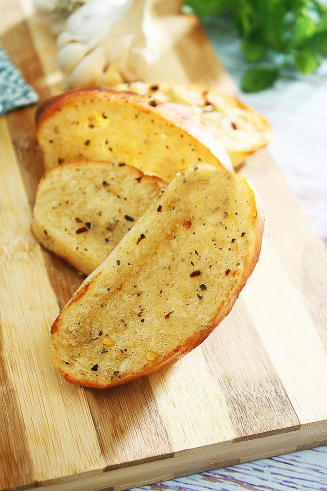 pane all'aglio su base di legno foto