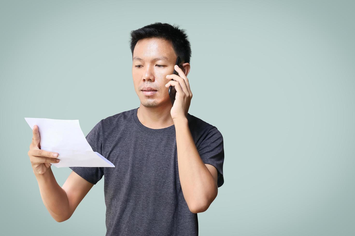 un uomo che è frustrato quando legge i suoi rapporti finanziari foto