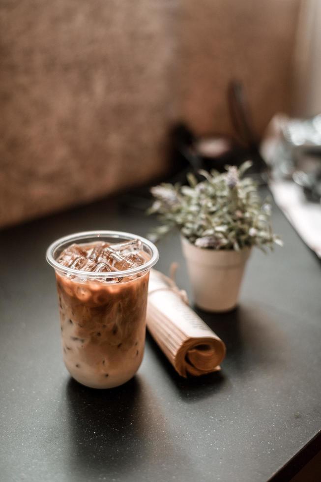 bicchiere di caffè con latte sul tavolo foto