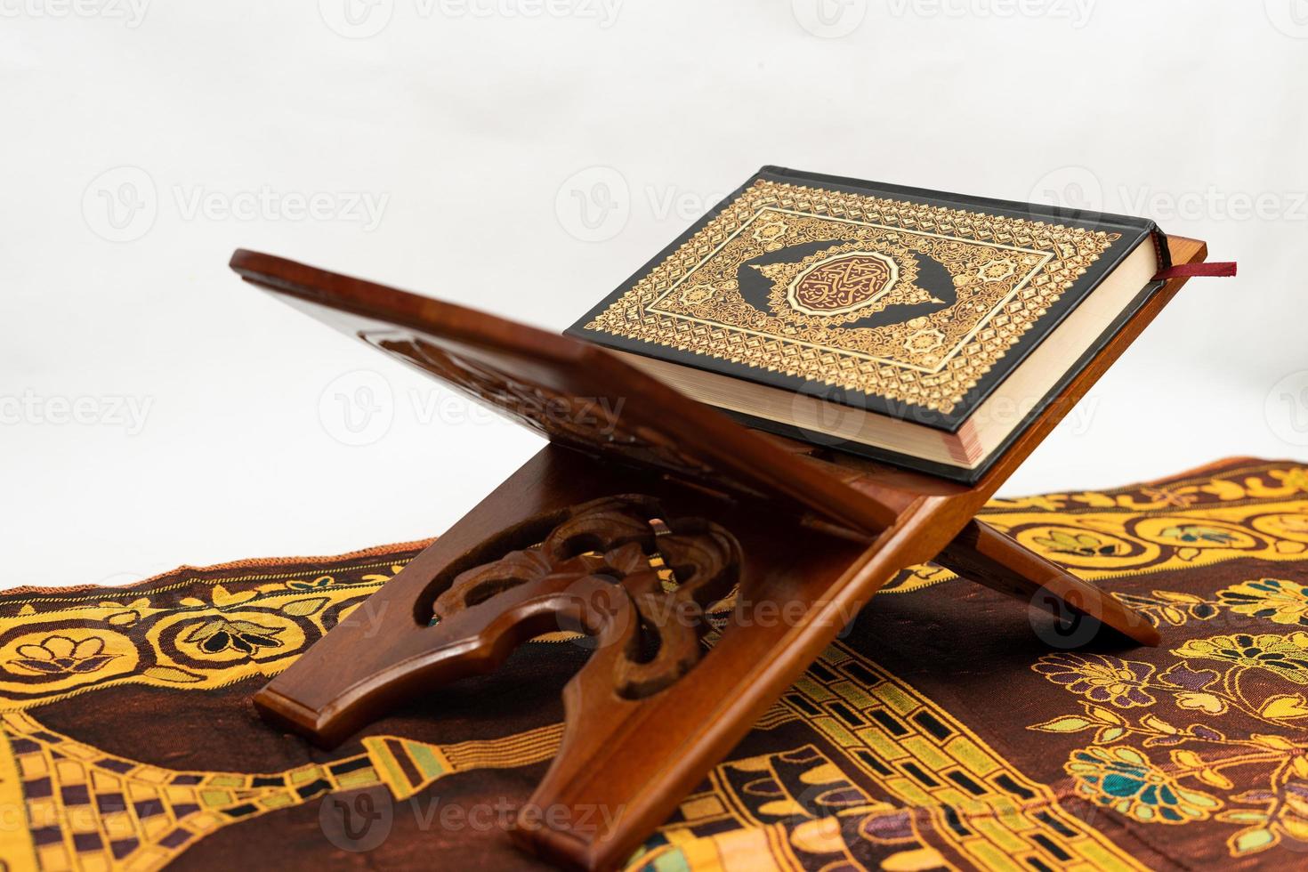 Corano nel In piedi tavolo con Arabo piedistallo di culto foto