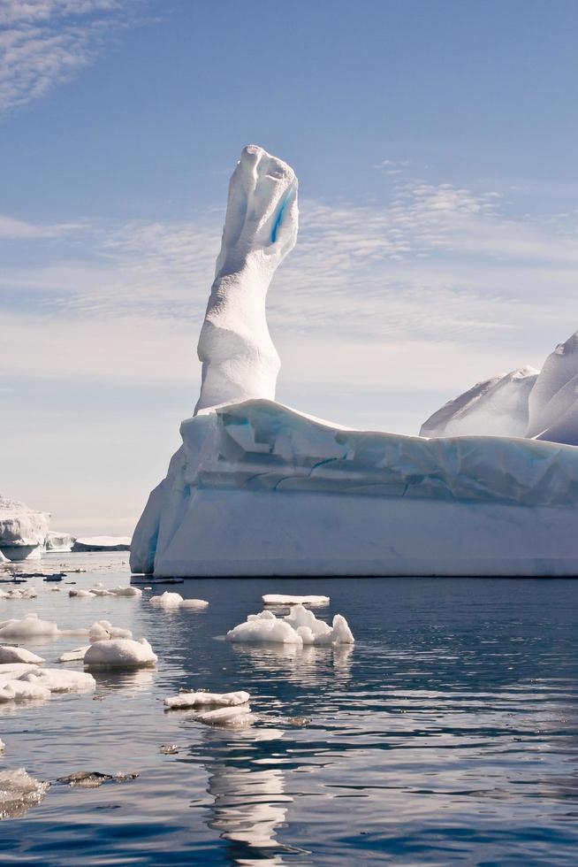 iceberg a forma di pinnacolo in Antartide foto