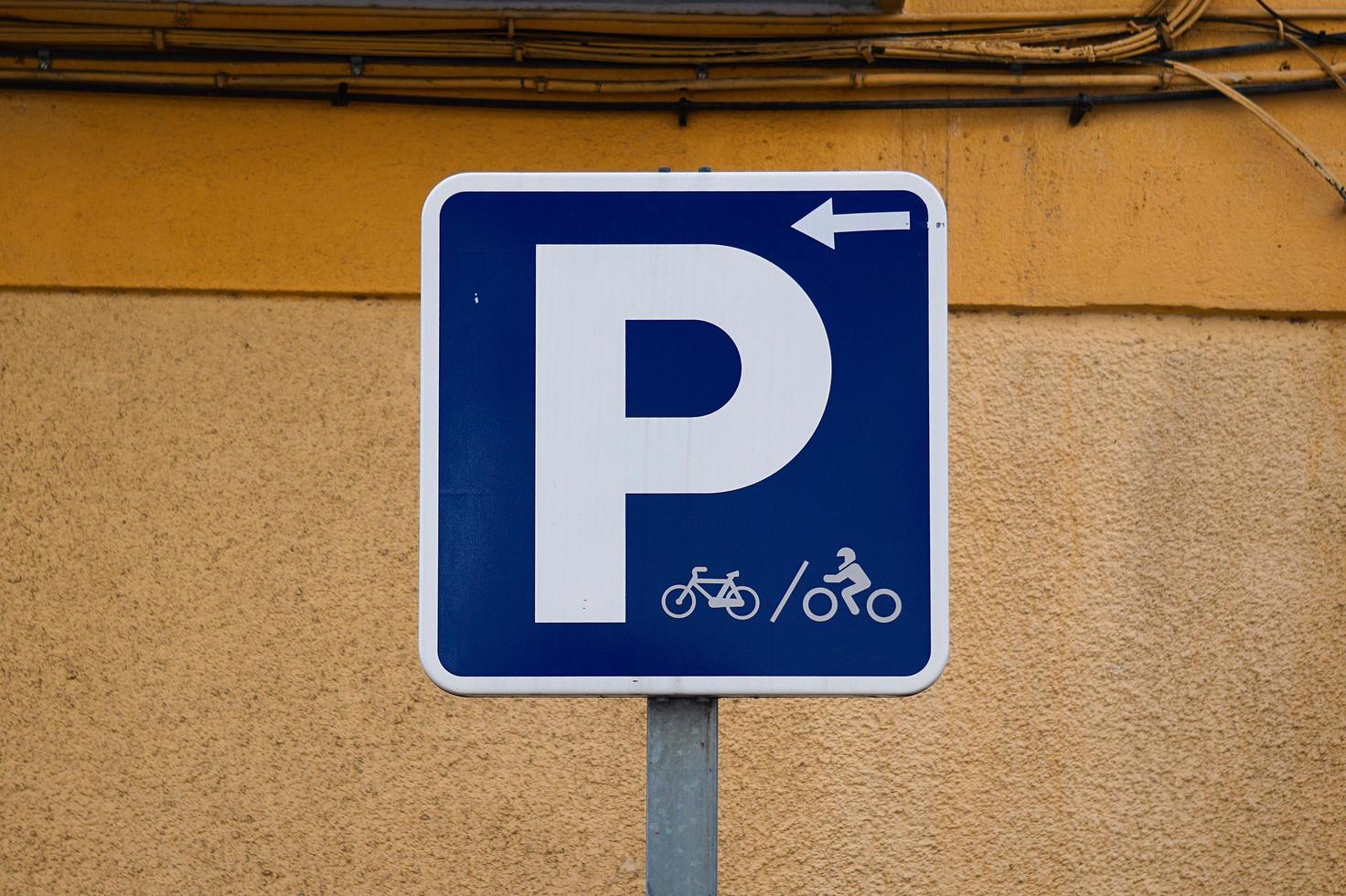 Segnale stradale per biciclette nella città di bilbao, spagna foto