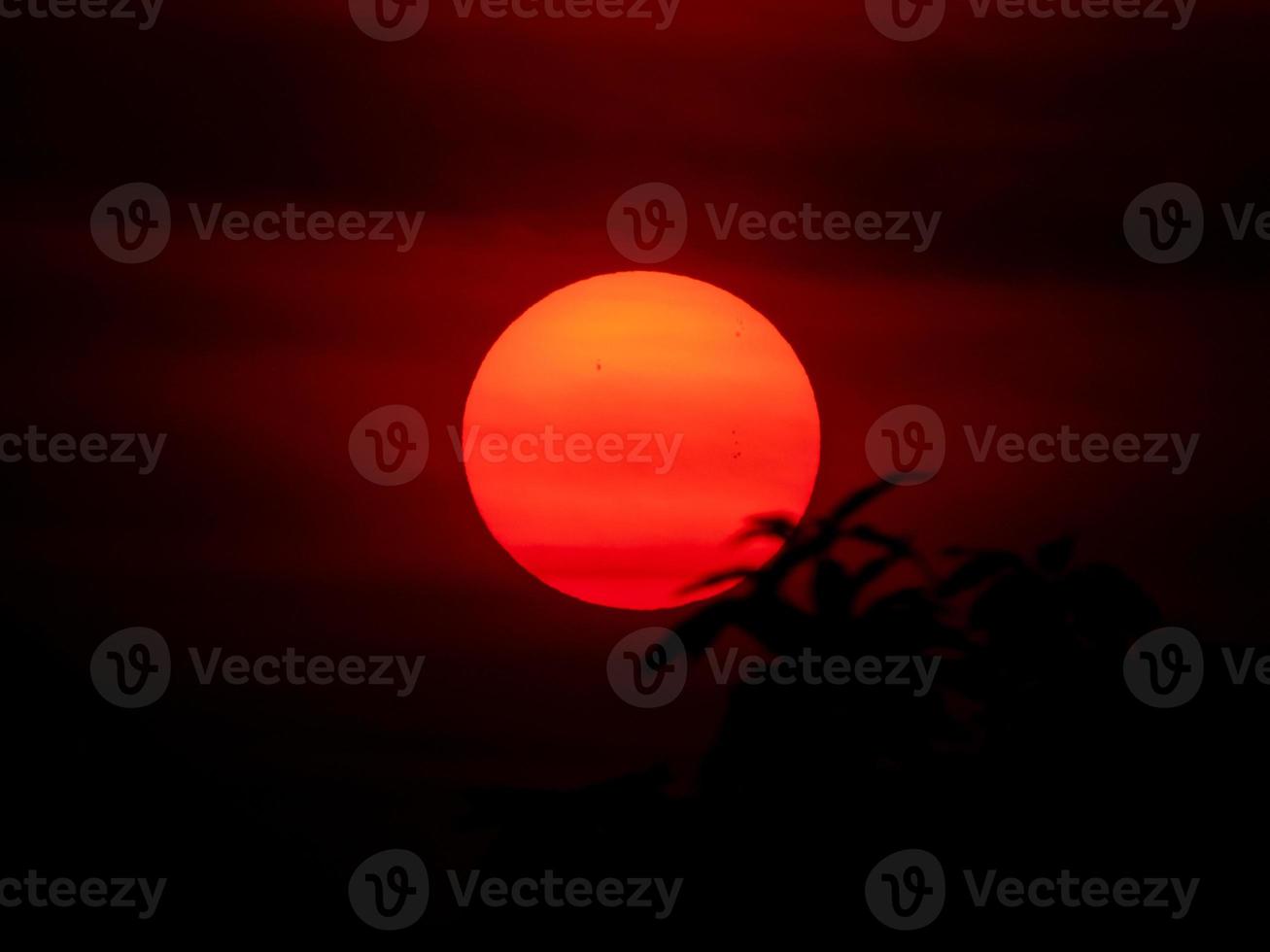 vista ravvicinata del sole e macchie solari. astrofotografia solare foto