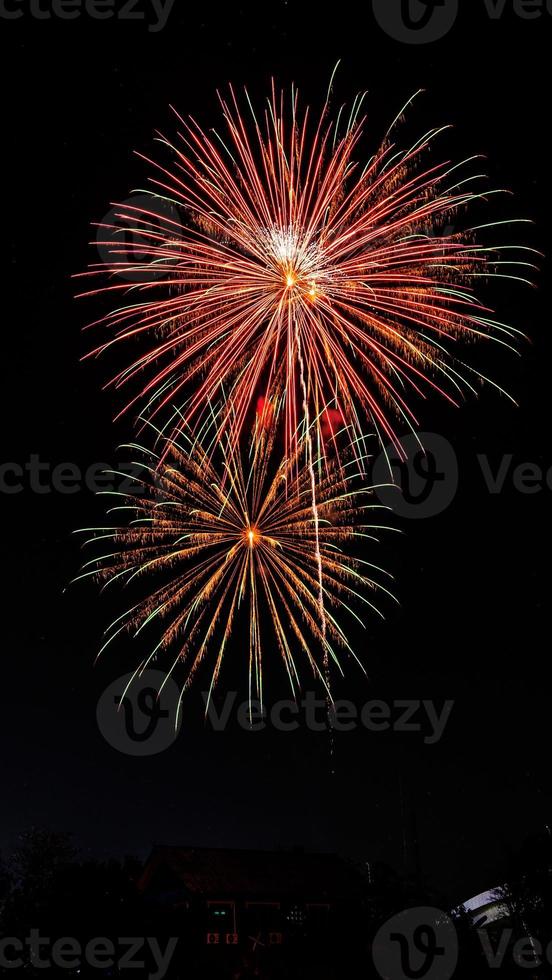 fuochi d'artificio al di sopra di il tempio nel il buio cielo foto