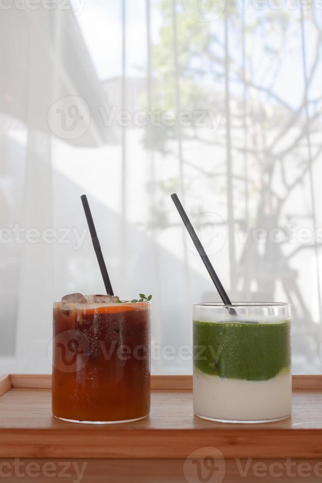 ghiacciato Americano con arancia e ghiacciato matcha verde tè nel caffè negozio foto