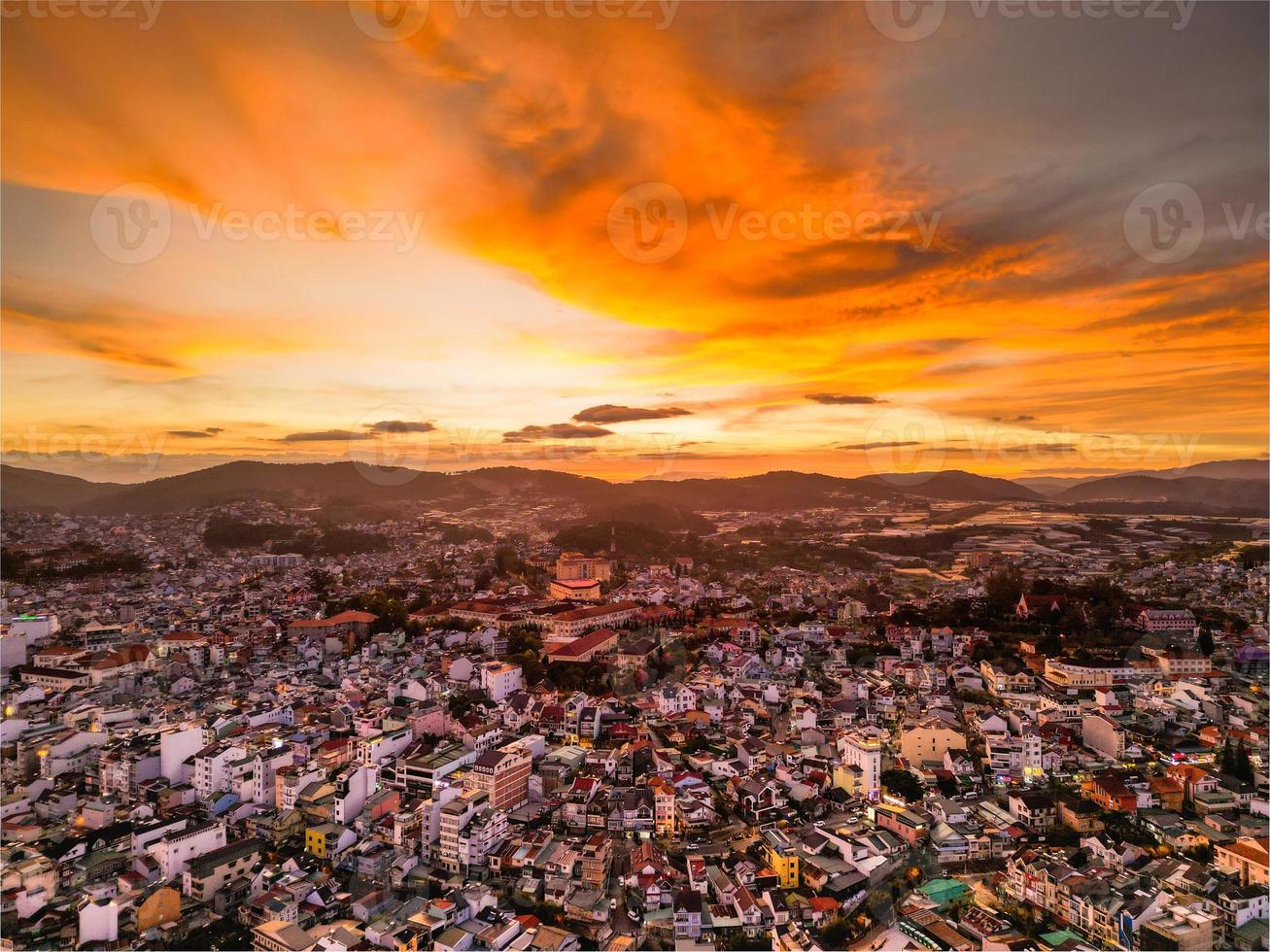 radiante tramonto orizzonte travolgente rosso cielo Visualizza di da lat città, Vietnam con un' sbalorditivo miscela di colori fra paesaggio urbano e cielo a crepuscolo foto