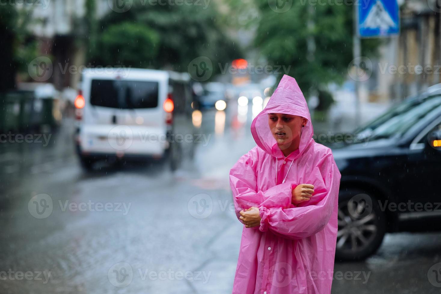 triste donna nel un' impermeabile su il strada nel il pioggia foto