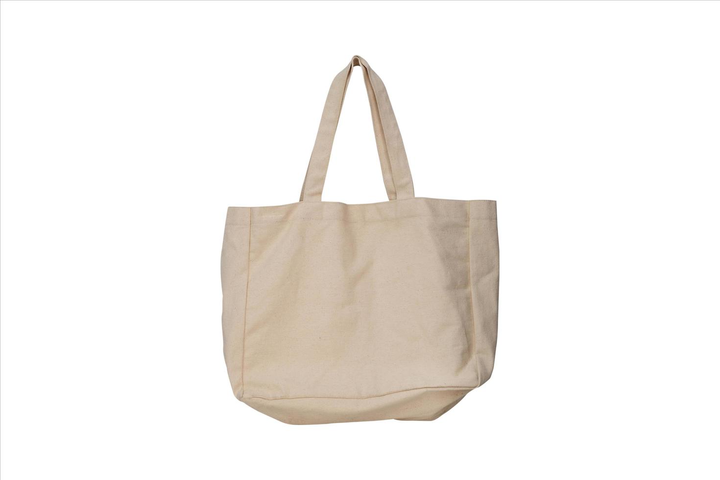 borsa di tela in tessuto isolato su uno sfondo bianco, mockup eco riutilizzabile in tessuto di una borsa della spesa e un modello vuoto per il design foto
