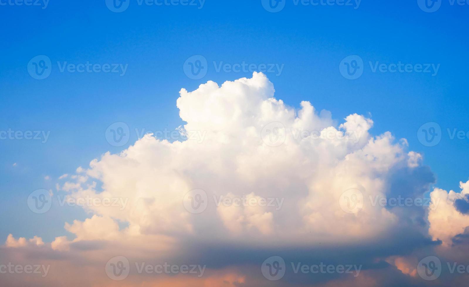 bel cielo e nuvole in estate foto