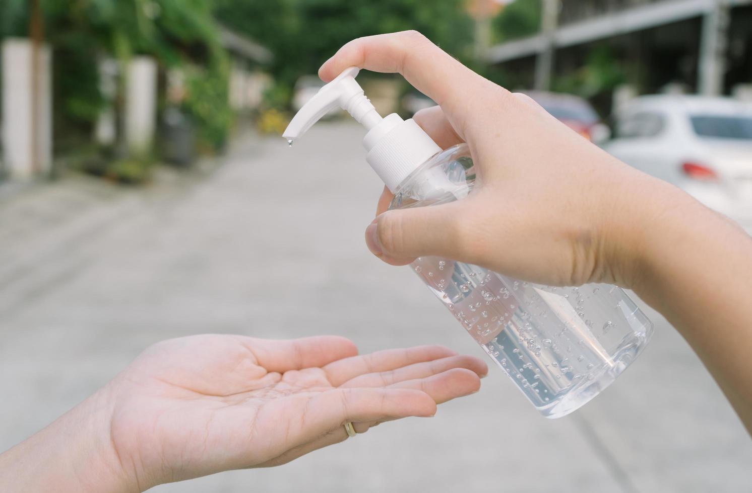 donna che pulisce la mano con gel di alcol, concetto di assistenza sanitaria foto