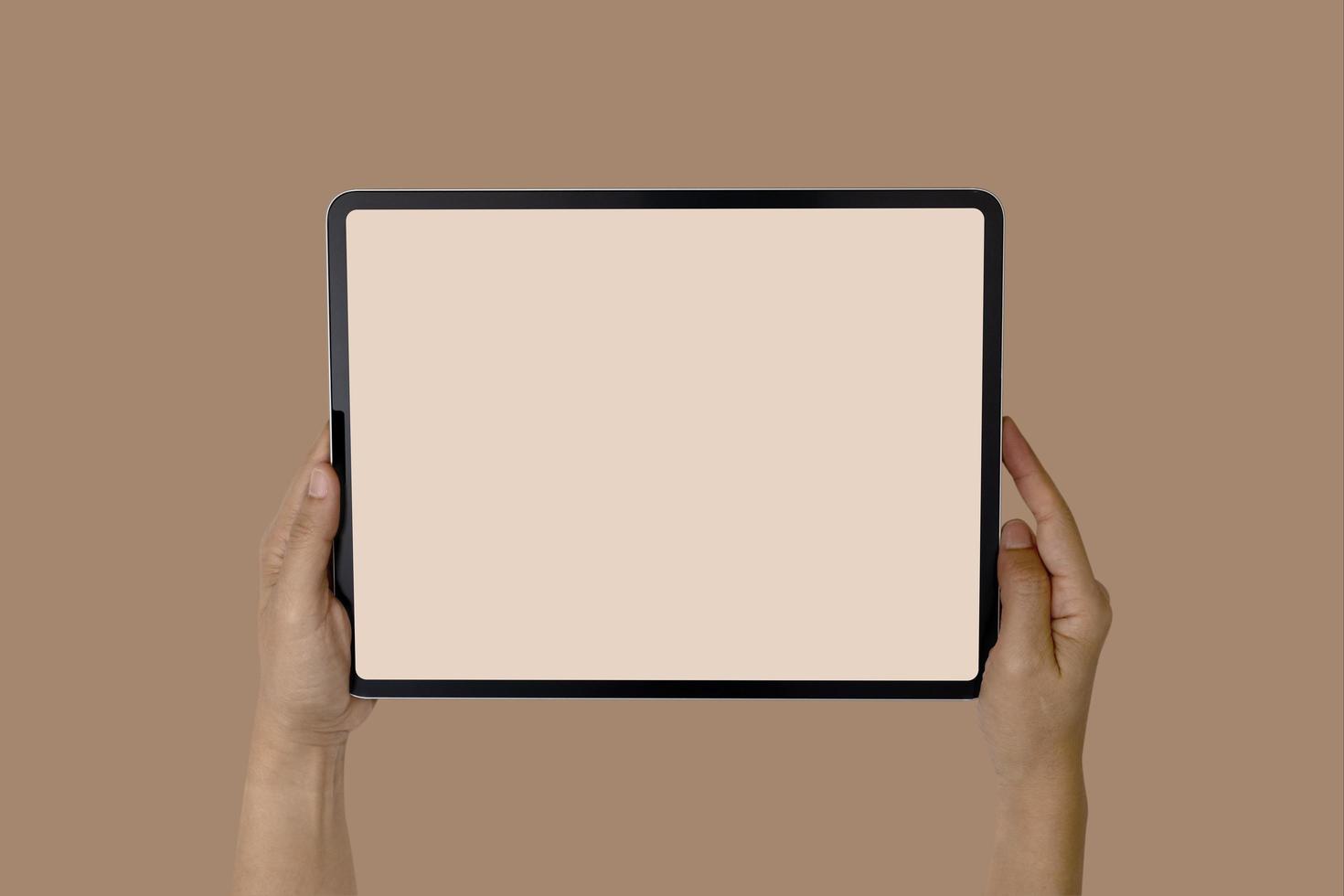 immagine di mockup delle mani che tengono un telefono cellulare tablet con schermo bianco vuoto isolato foto