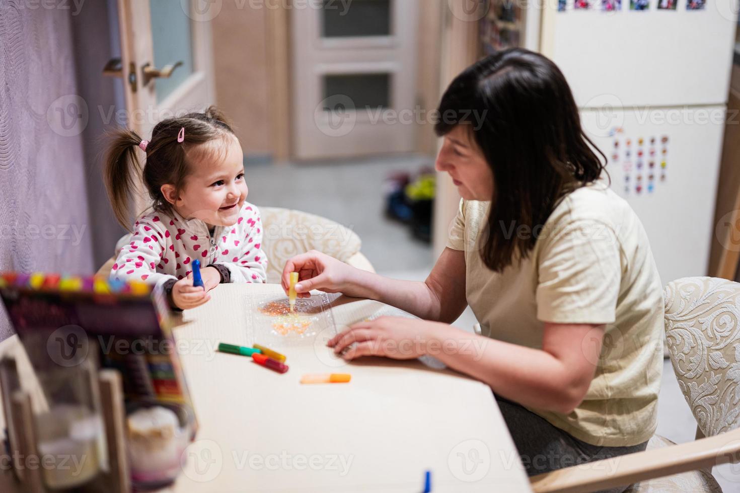 madre e figlia decorazione arte con luccichio arredamento. foto