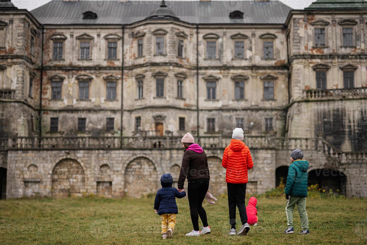 indietro di madre con quattro bambini visitare pidhirtsi castello, Lviv regione, Ucraina. famiglia turista. foto