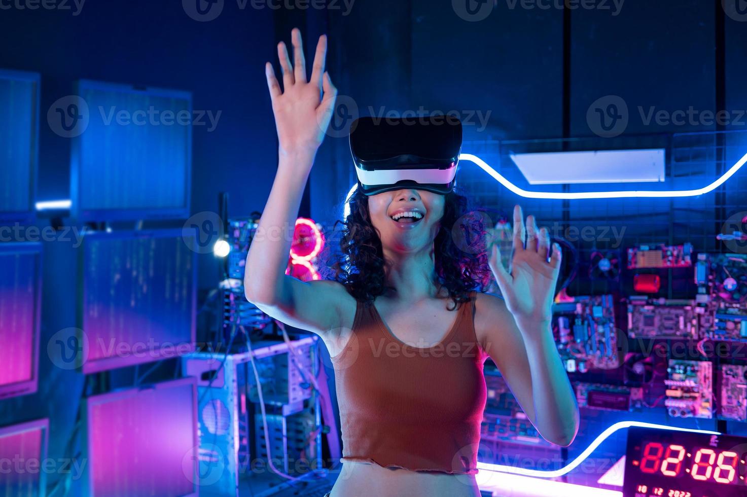 un' giovane asiatico donna utilizzando virtuale la realtà , vr scatola per giocare in linea gioco o orologio film foto