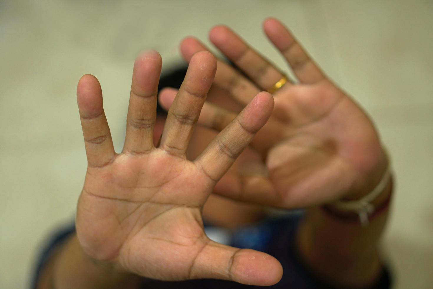 maschio mani sollevato per impedire abuso foto