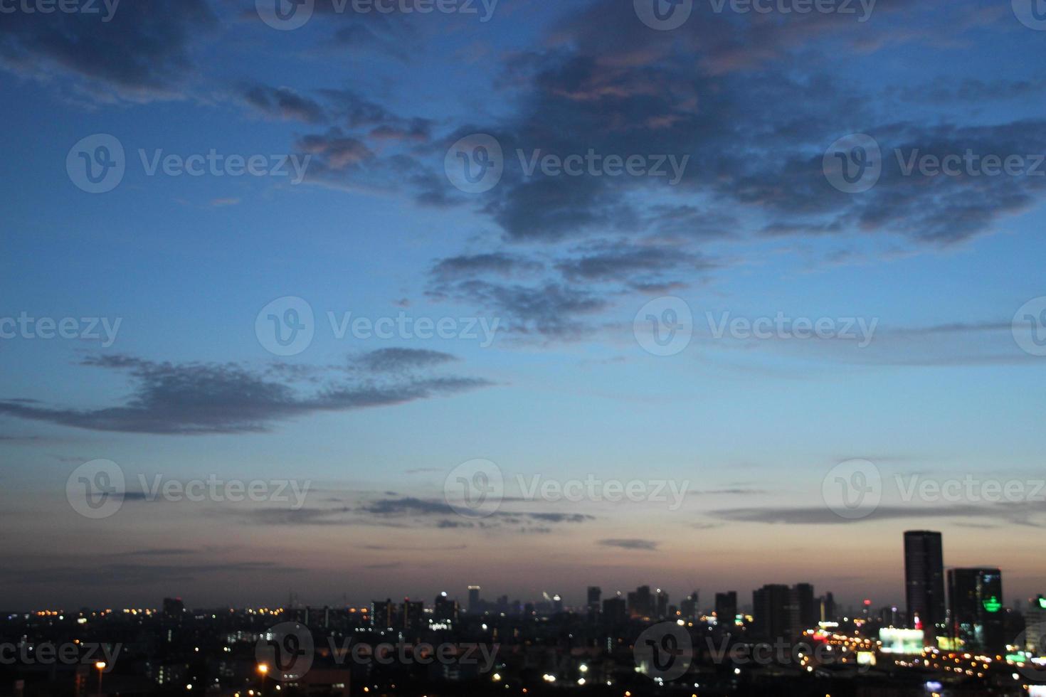 buio blu nube con bianca leggero tramonto cielo sfondo e città leggero mezzanotte sera tempo foto