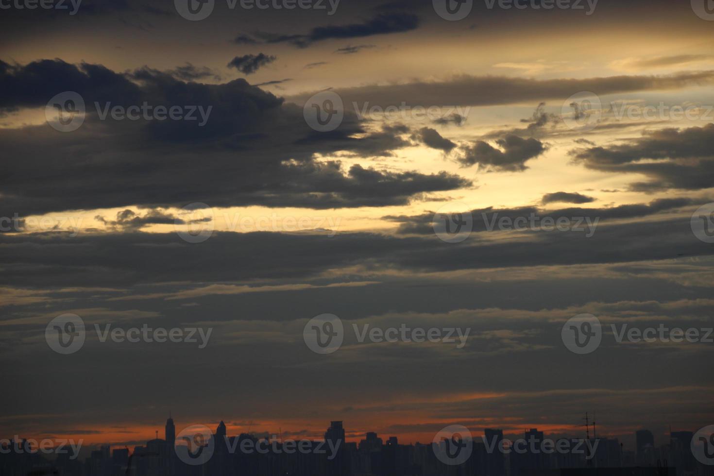 buio blu nube con bianca leggero tramonto cielo sfondo e città leggero mezzanotte sera tempo foto