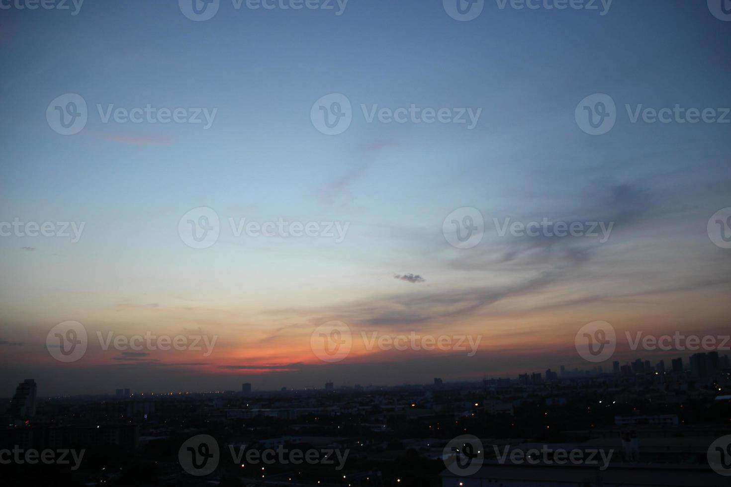 buio blu nube con bianca leggero sole impostato cielo sfondo e città leggero mezzanotte sera tempo foto