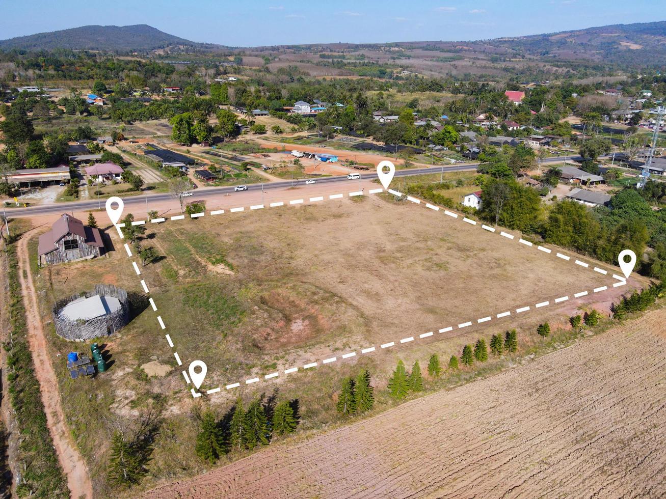 terra tracciare per edificio Casa aereo Visualizza, terra campo con spille, perno Posizione per alloggiamento suddivisione Residenziale sviluppo Di proprietà vendita affitto acquistare o investimento casa o Casa espandere il città sobborgo foto