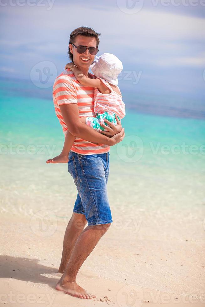 padre e figlia su il spiaggia foto