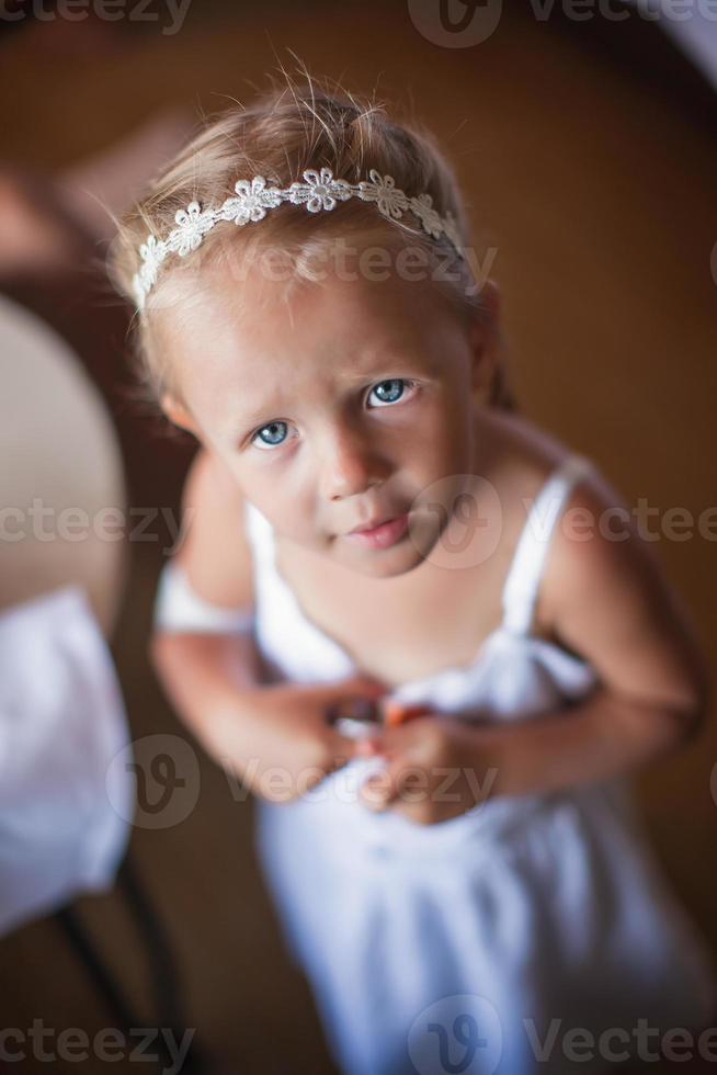 poco ragazza con bianca vestito per nozze foto