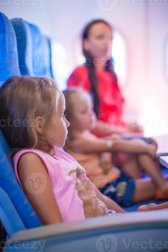 madre e figlie su il aereo foto