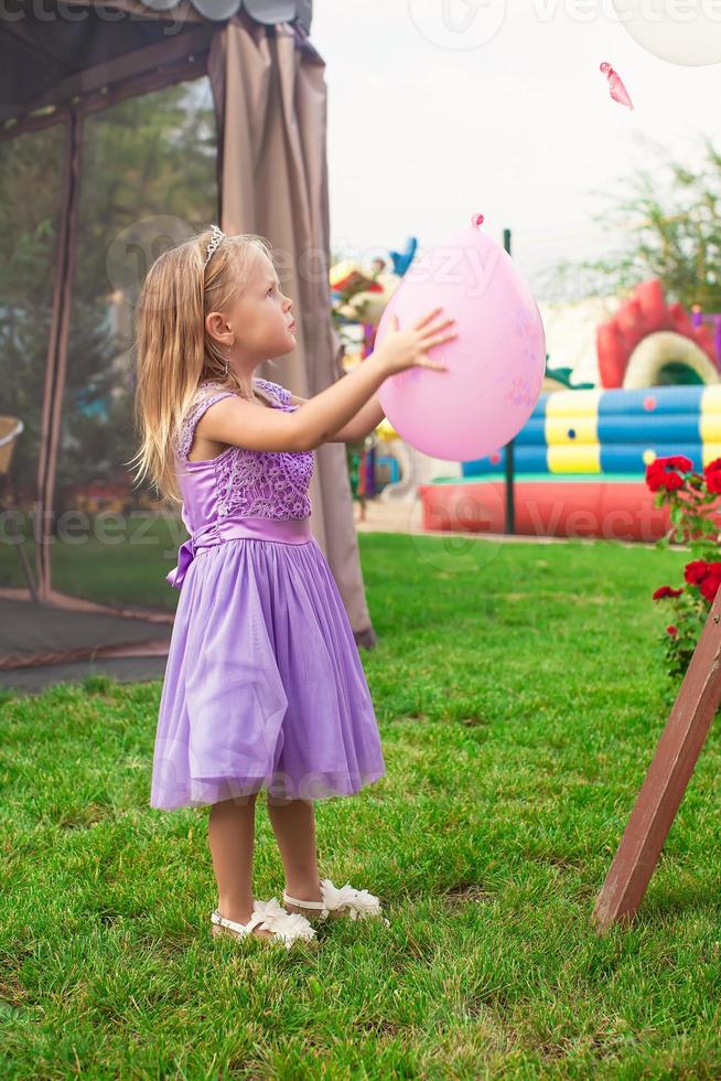 bambina con palloncini foto