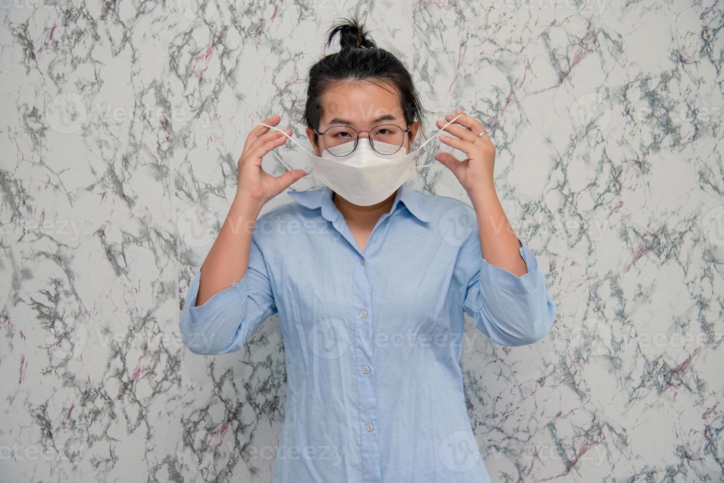 elegante donna uomo indossare un' bocca protezione per impedire ottenere malato a opera o su il modo per opera isolato su bianca sfondo, pandemia e sociale distanziamento concetto.covid-19 foto