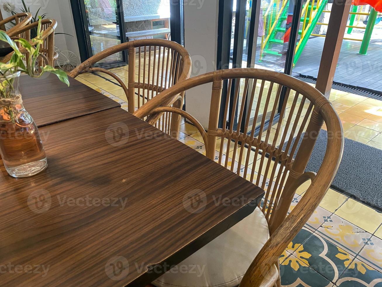 interno di ristorante con di legno tavolo e di legno ornamento. vuoto posto a sedere e tavolo nel ristorante. vicino su pulito tavolo e sedia foto