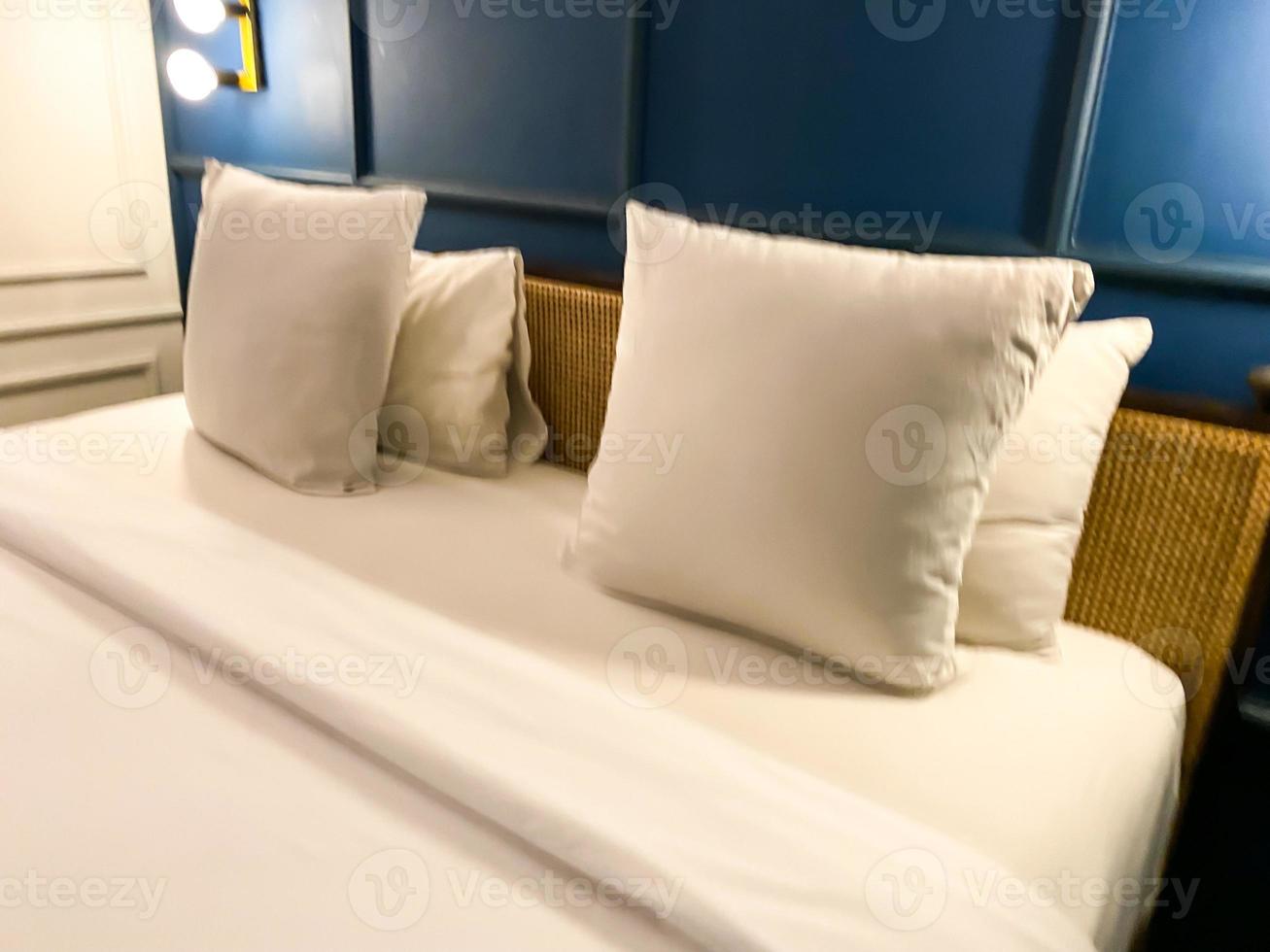 vicino su Visualizza di blu e bianca maestro Camera da letto. pulire, semplice e moderno Camera da letto interno design foto