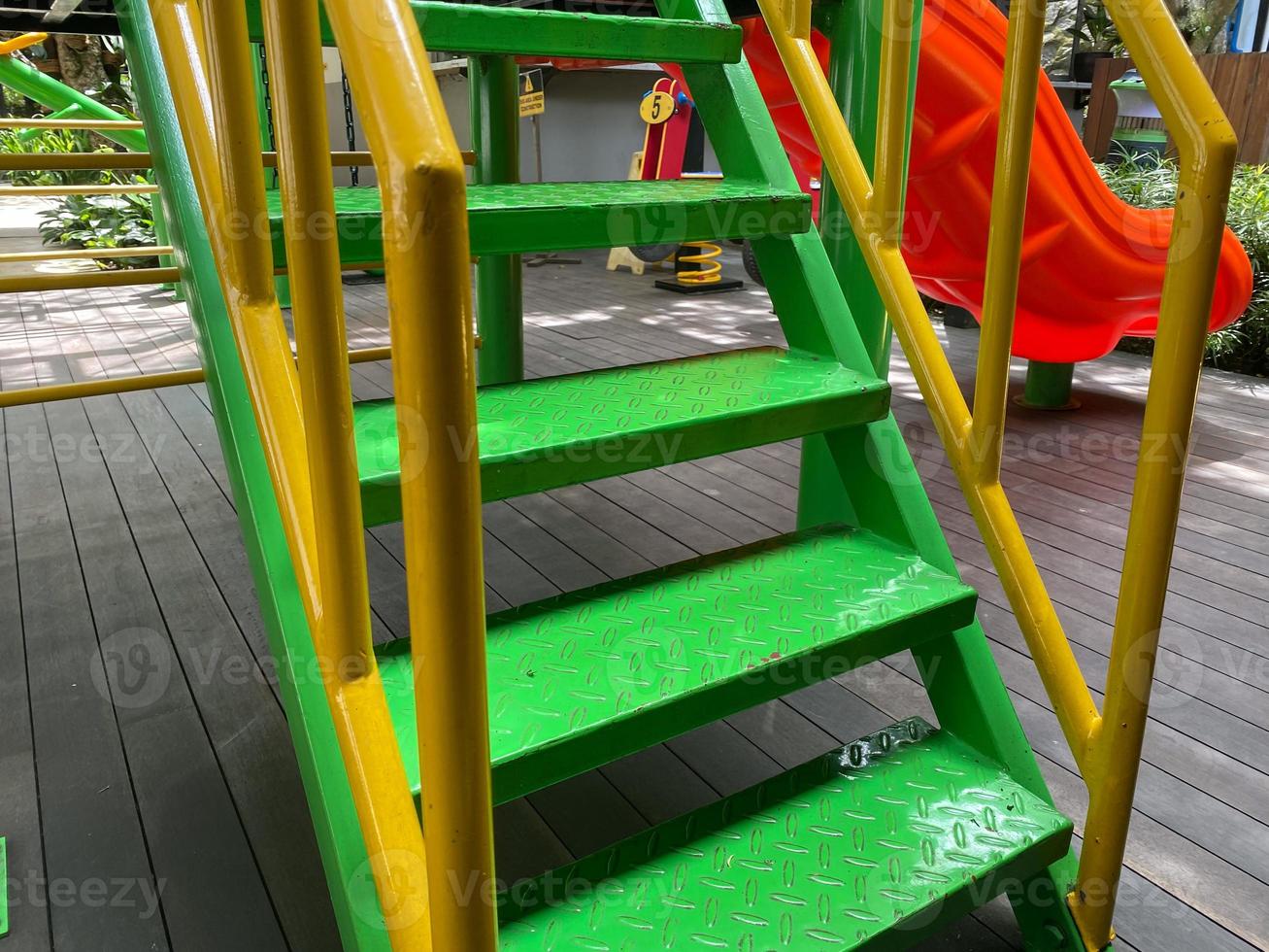 bambini scala. verde e giallo acciaio scala con ferro mano ringhiera e maglia. bambini le scale design per terreno di gioco e scuola. foto