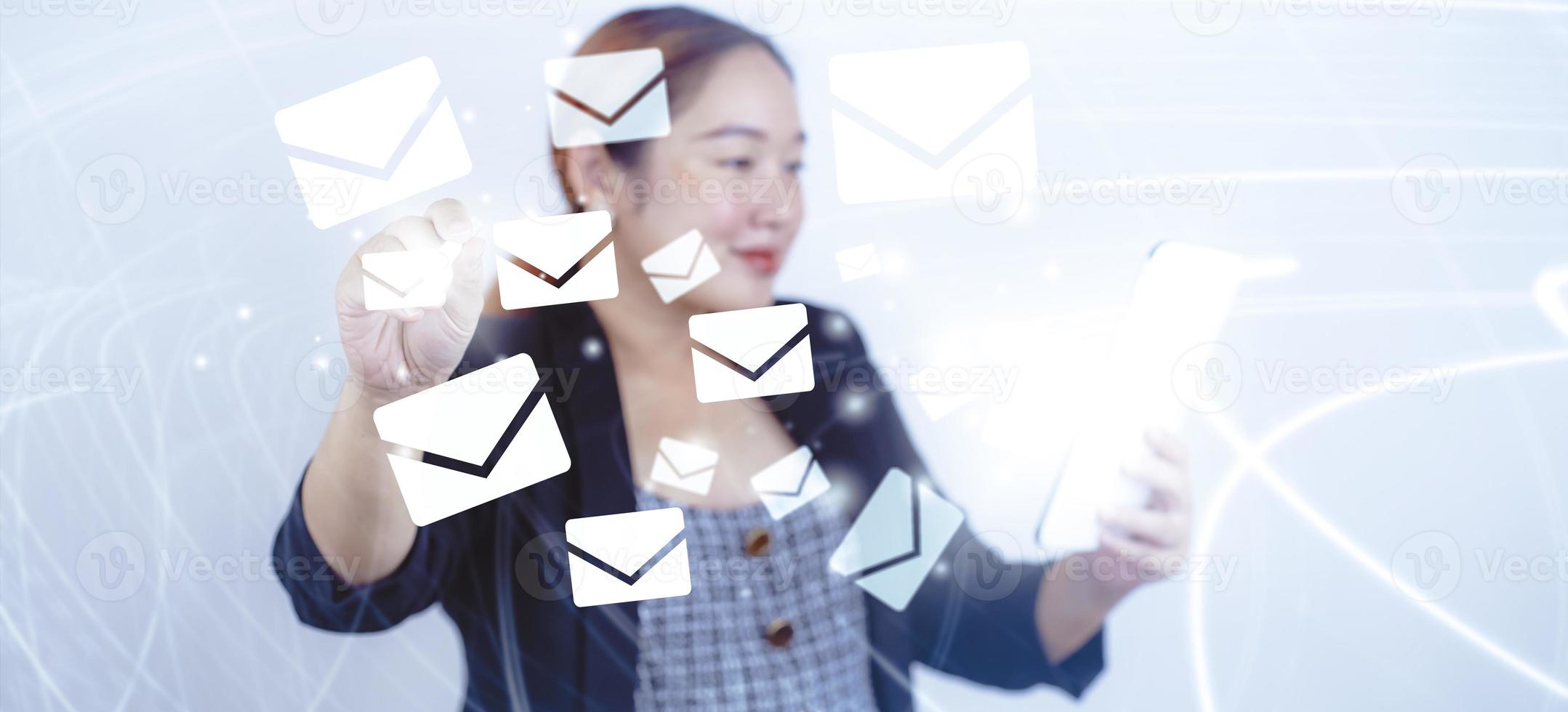 e-mail e marketing concetto. Doppio esposizione donna d'affari mano hold penna toccare e-mail urgente per invio il e-mail a partire dal il il computer portatile computer, concetto di invio messaggi di posta elettronica a partire dal il tuo computer, foto