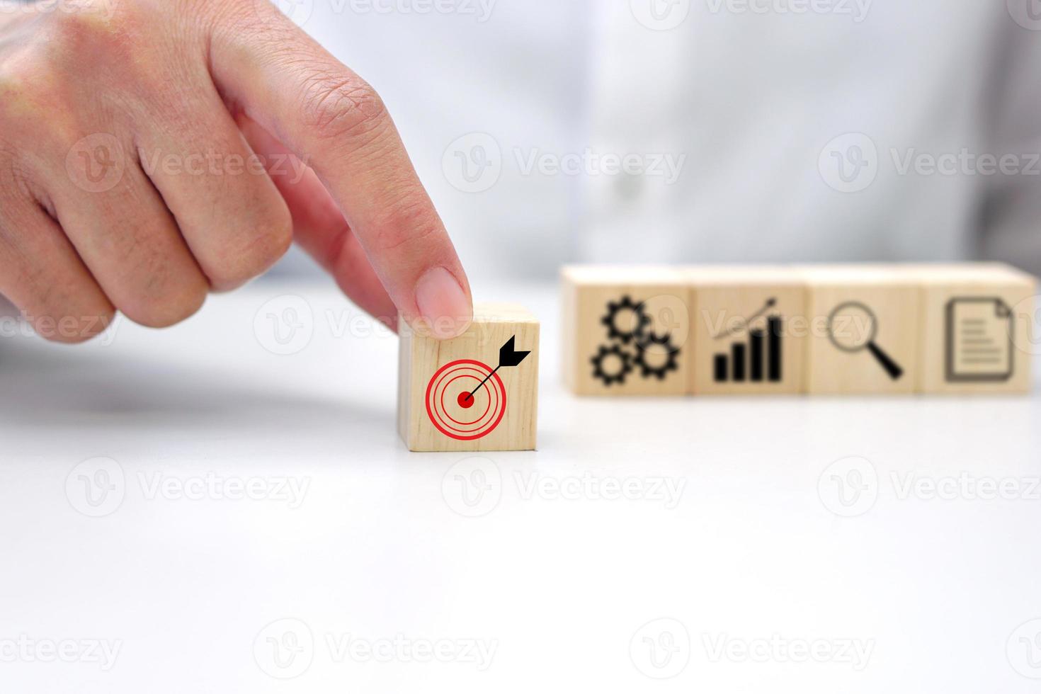 mano Tenere un' di legno bloccare cubo con bersaglio icona simbolo. attività commerciale strategia e bersaglio di attività commerciale. foto