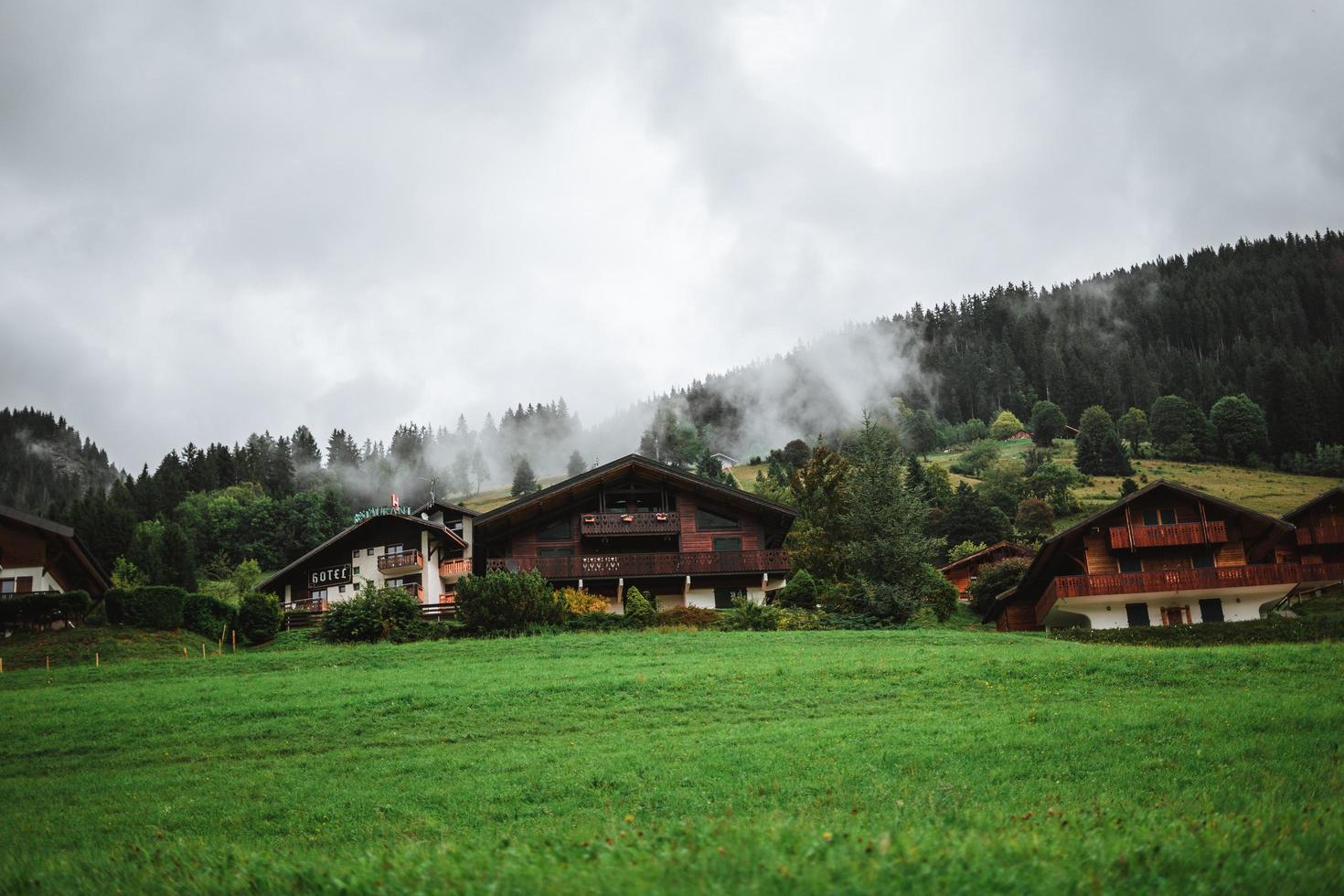 di legno capanna nel il Alpi con montagne nel il sfondo panorama foto