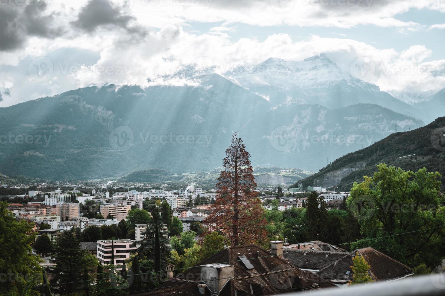 maestoso montagne nel il Alpi coperto con alberi e nuvole foto