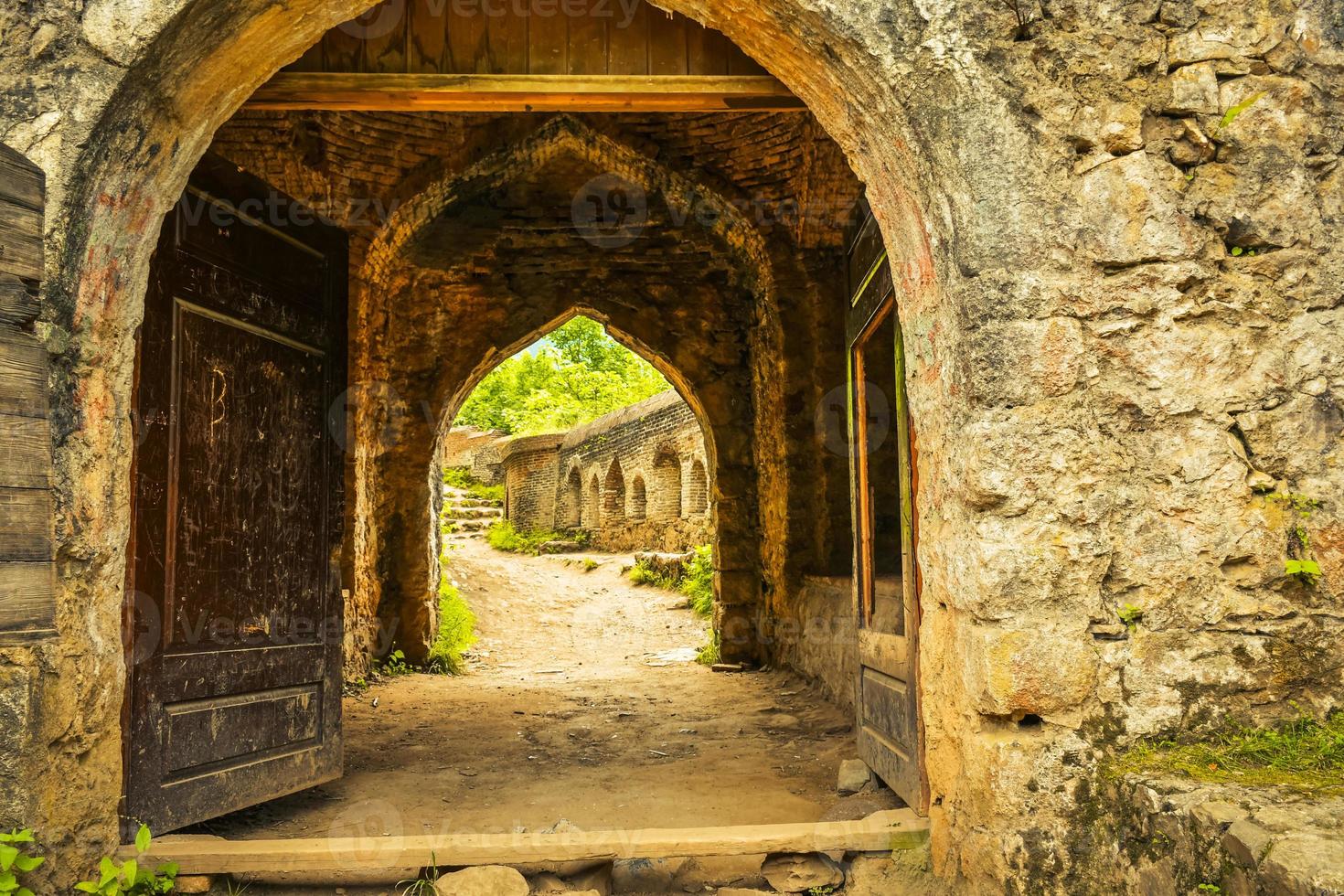 vecchio cancello per rudchan castello nel nord est mi sono imbattuto - popolare famoso turismo destinazione nel Persia foto