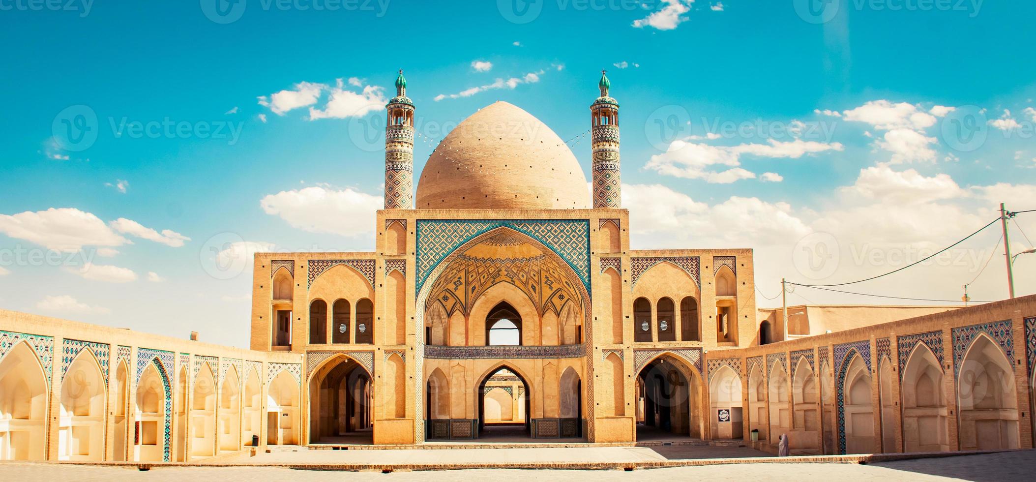 Kashan, iran, 2022 - bellissimo aga bozorg moschea panorama nel soleggiato blu cielo giorno foto