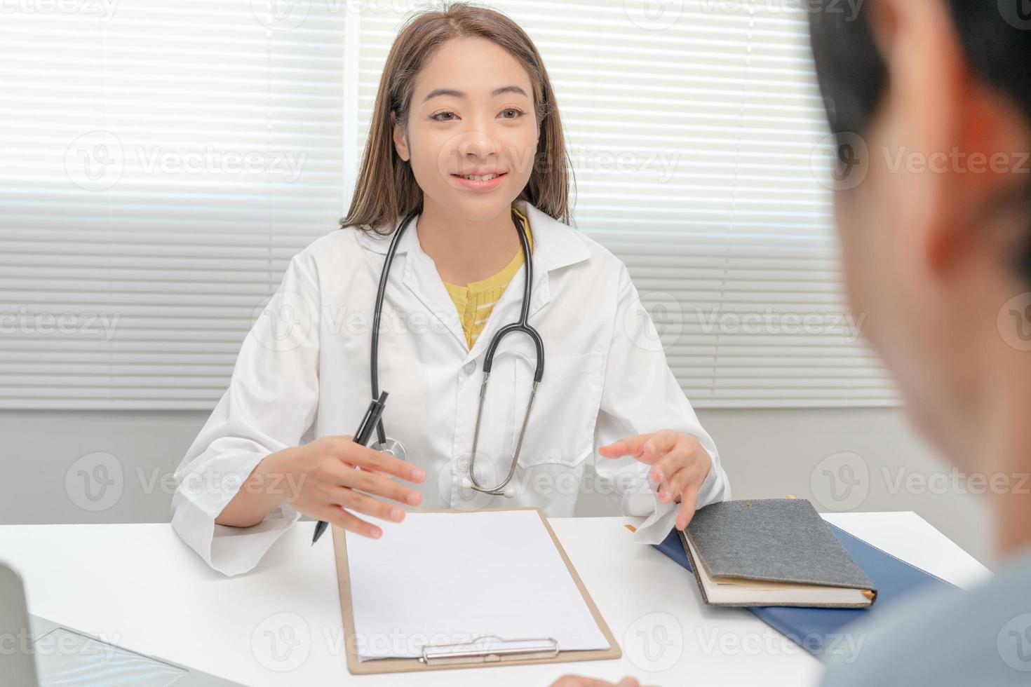 asiatico femmina medico consigli consulenza diagnosi e verifica a ospedale clinica. paziente spiegare Salute i problemi e sintomi per professionale medico. medico, medicinale, trattamento, terapia, farmacia foto