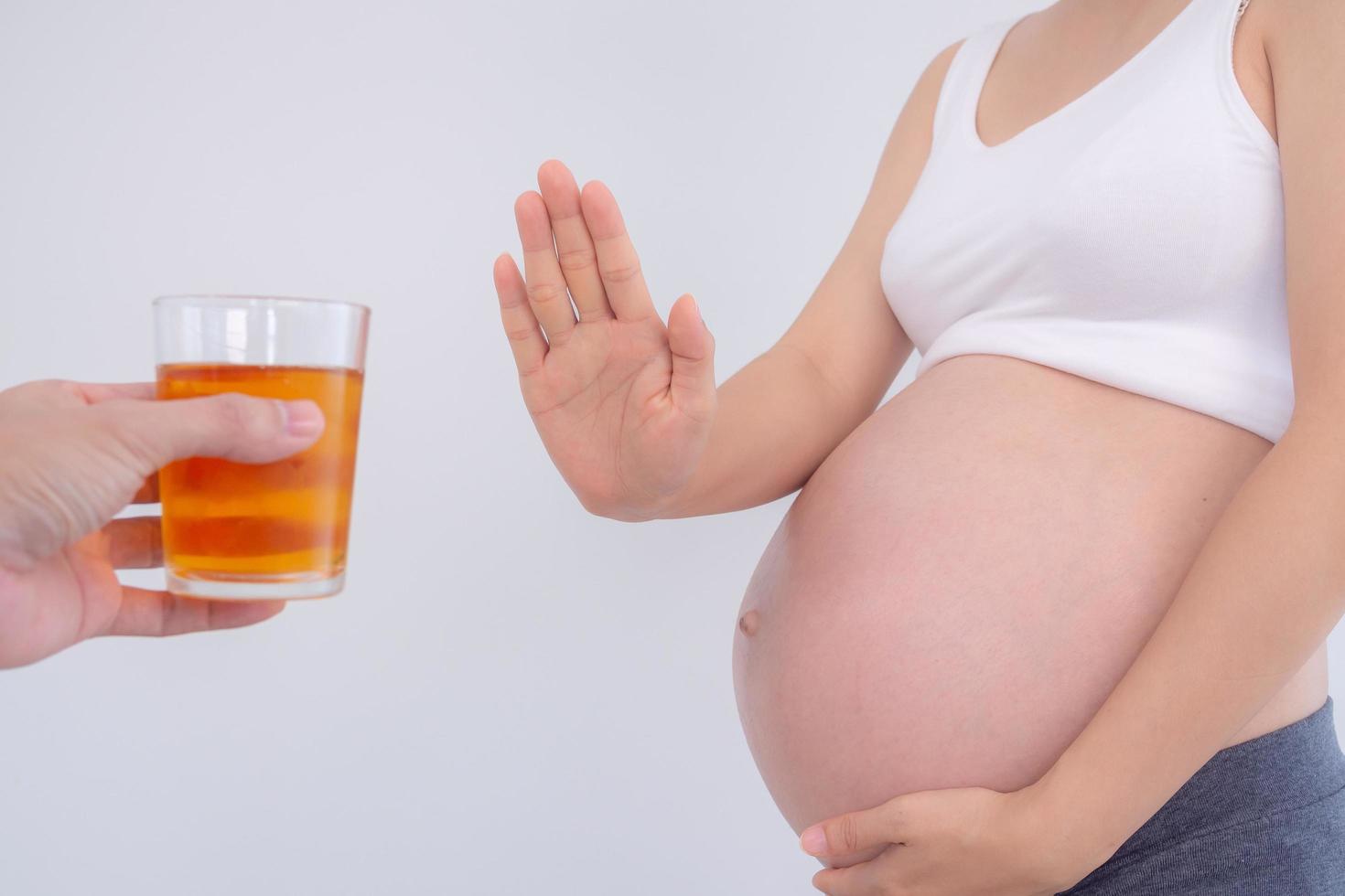 incinta donna rifiutando e dire no alcool o liquore durante gravidanza, fermare gesto, rifiuta , confuso, impedire disabilità o disturbi nel bambino, salutare di vita e cura di Salute di bambino foto