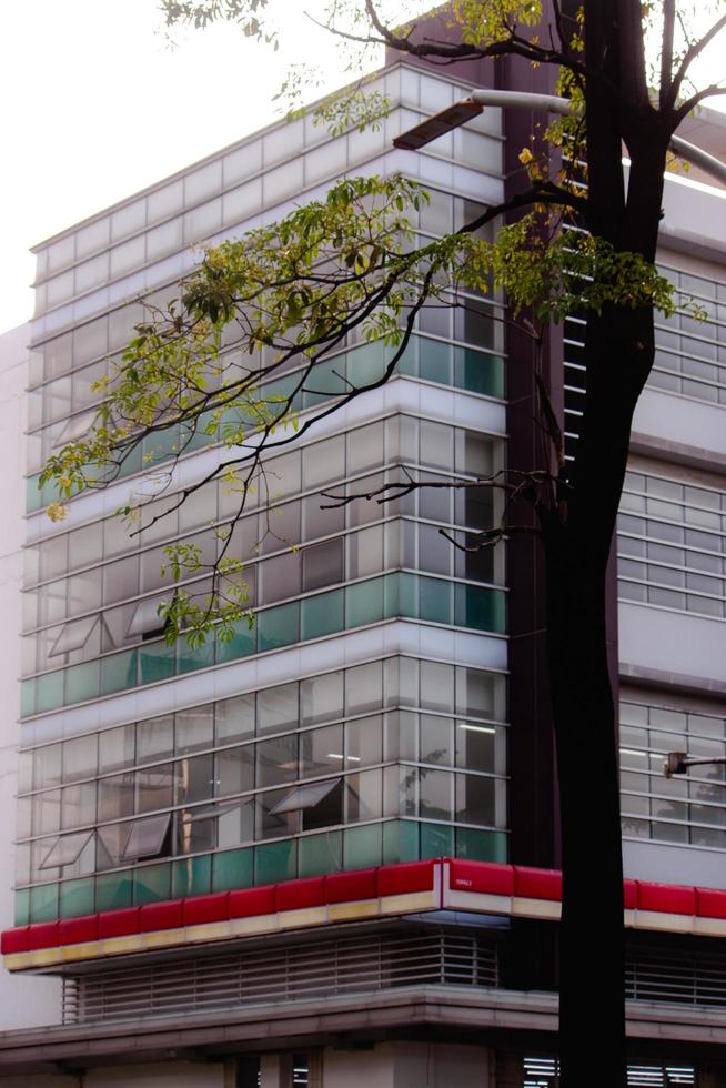 moderno ufficio edificio nel il città con blu cielo foto