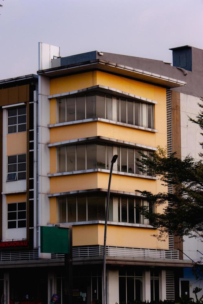 moderno ufficio edificio nel il città con blu cielo foto