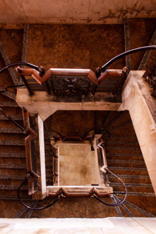 il interno scala di il maestoso a lattina moschea a Indonesia foto