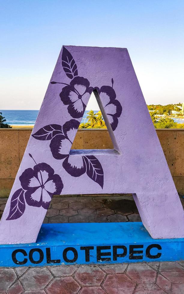 puerto escondido oaxaca Messico 2023 colorato zicatela puerto escondido lettering cartello simbolo su spiaggia Messico. foto