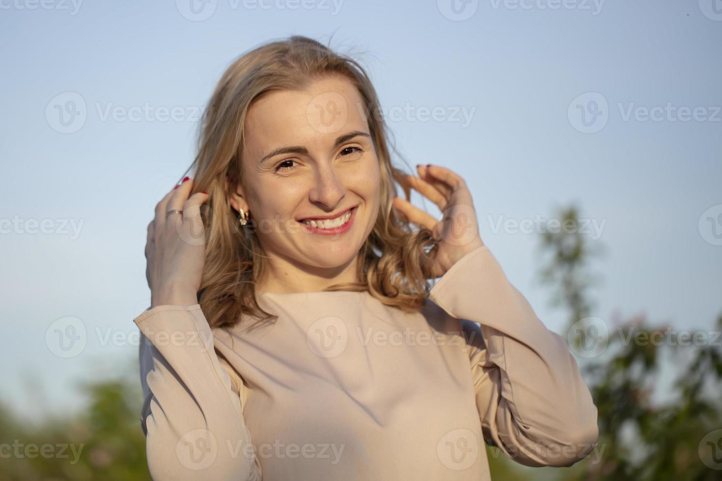 un' bellissimo giovane bionda donna di europeo aspetto sembra a il telecamera e sorrisi. foto