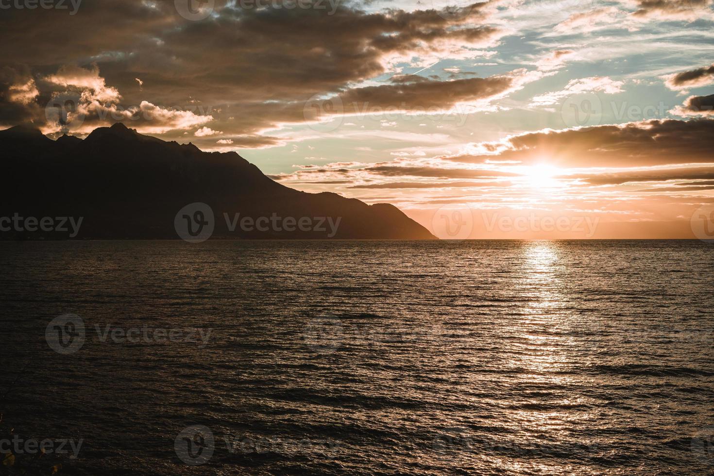 maestoso Visualizza di il lago Ginevra durante tramonto foto