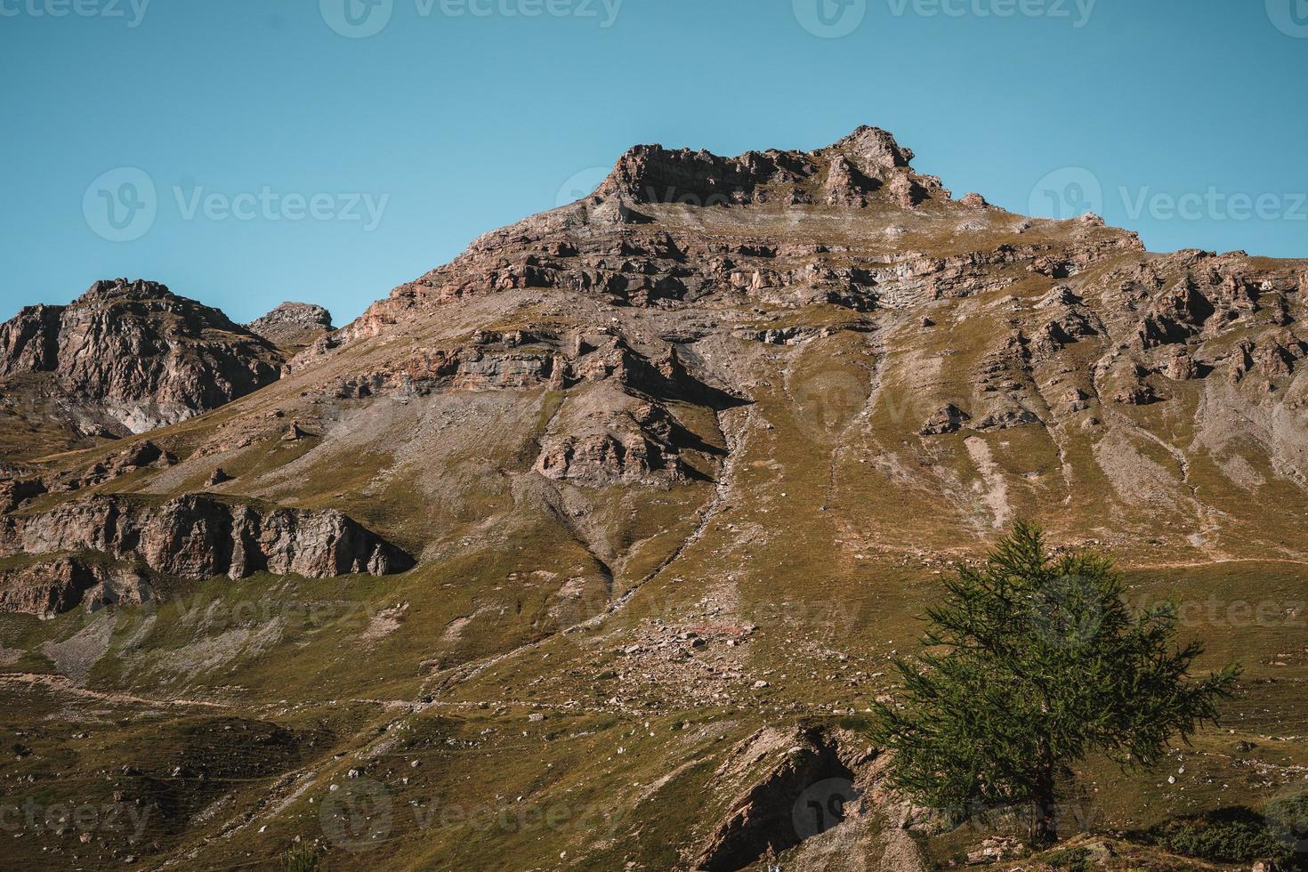 maestoso montagne nel il Alpi coperto con alberi e nuvole foto