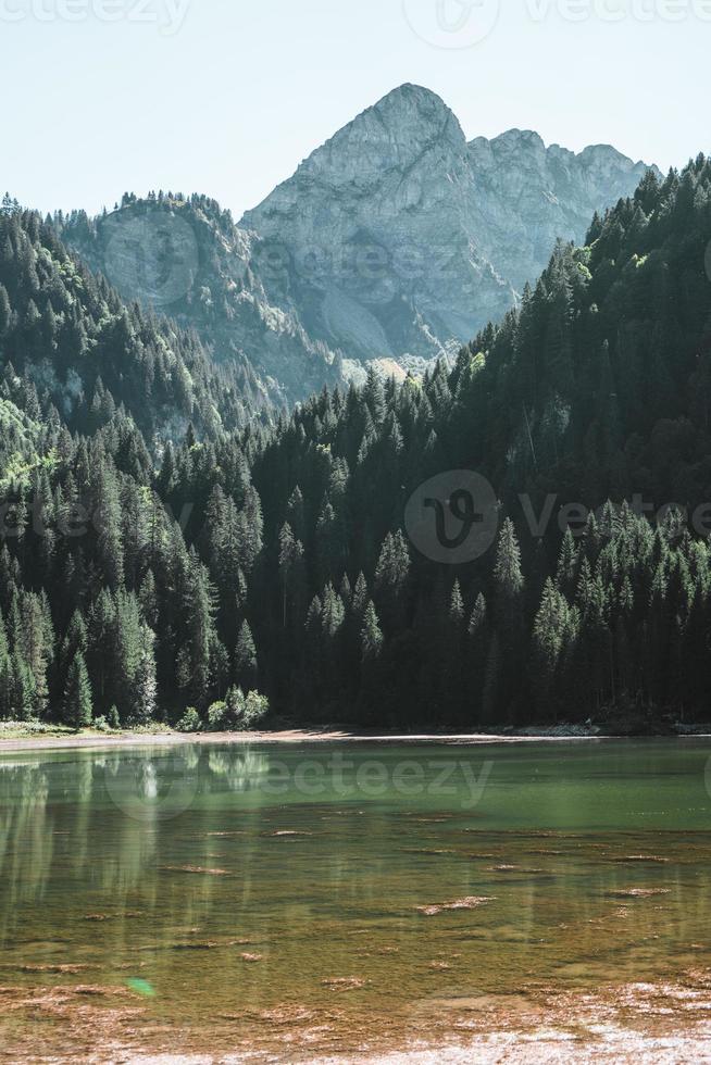 spettacolare lago nel il Alpi durante autunno foto